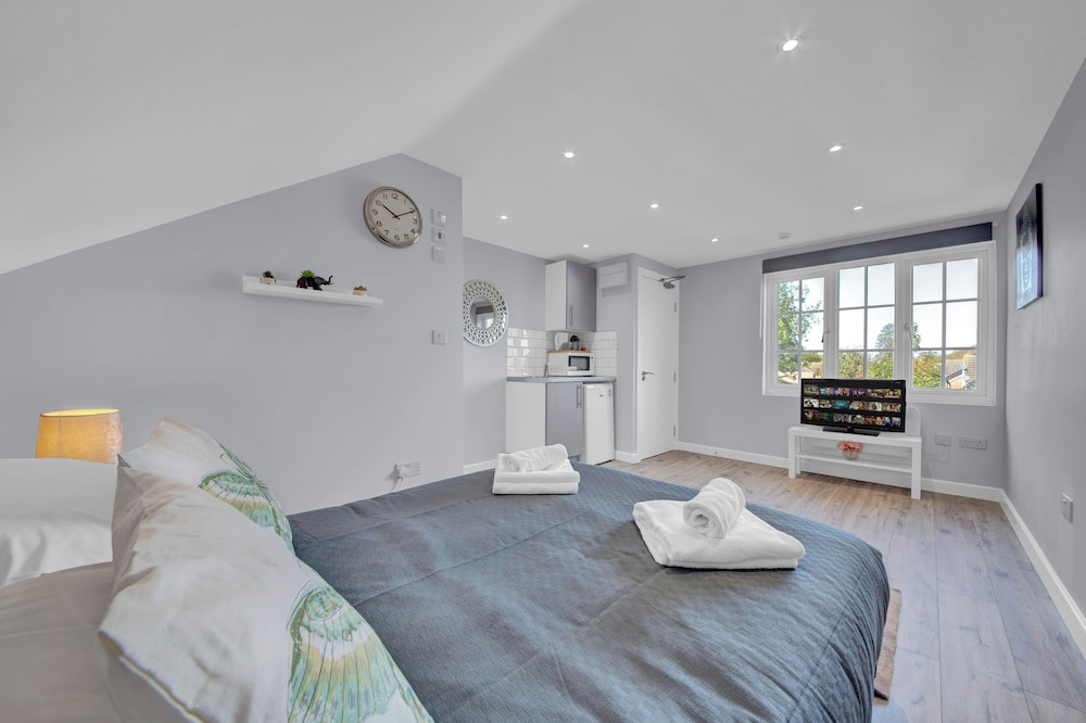 Remarkable Serviced Room West Drayton London UB7 view 5