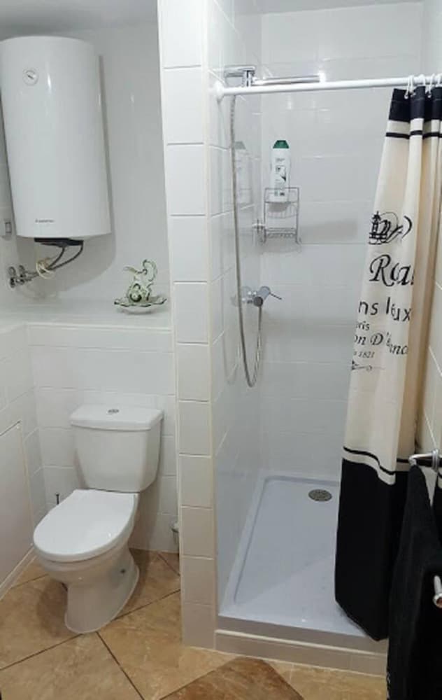 2-bed Villa Sleeps 5 - Private Pool & Free Parking