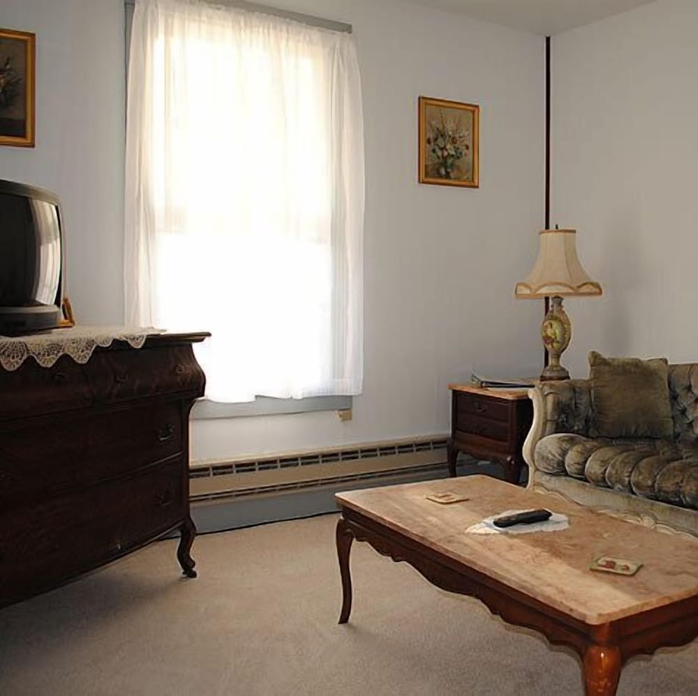 Crestmont Inn