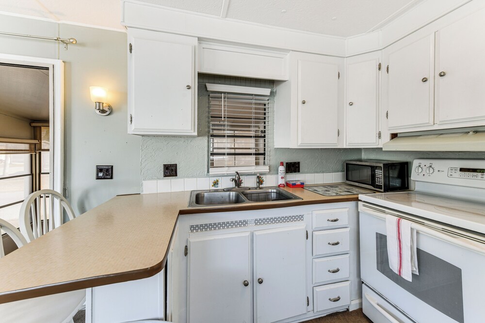 Resort Amenities, 7 Mi to Dtwn: Sarasota Home!
