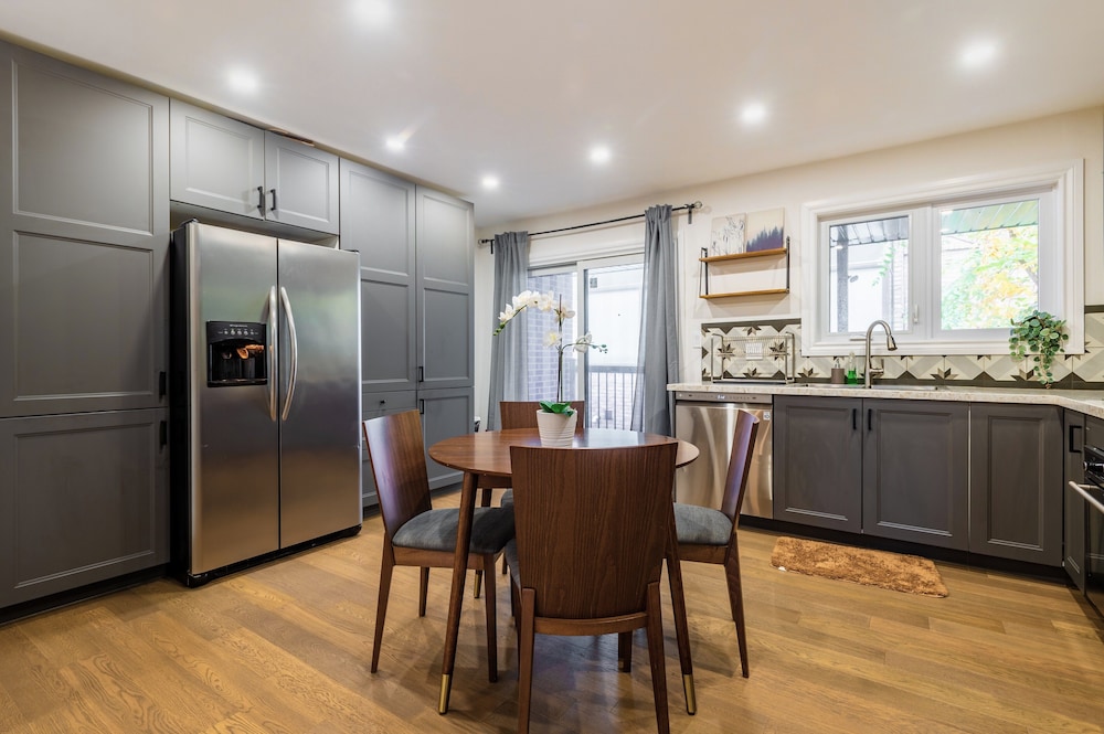 Cheerful 3 bedroom w/ indoor fireplace in Toronto - 02 free parking