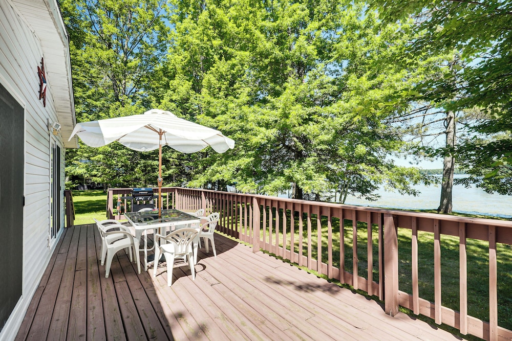 Solberg Lake House: Dock, Deck + Stunning Views!