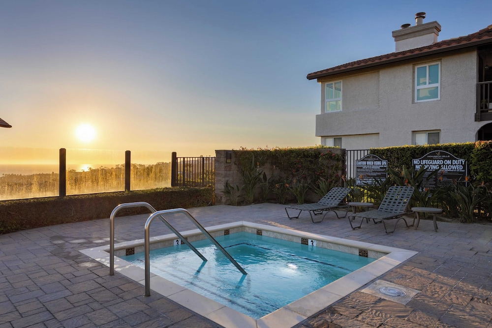 Walk to Beach Pool, Hot Tub, Private Patio, Parking Seabreeze Retreat