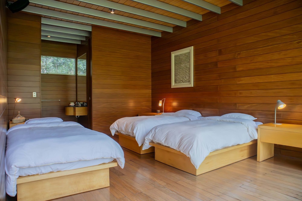 w Elegant 5BR Home w Pool in Cieneguilla