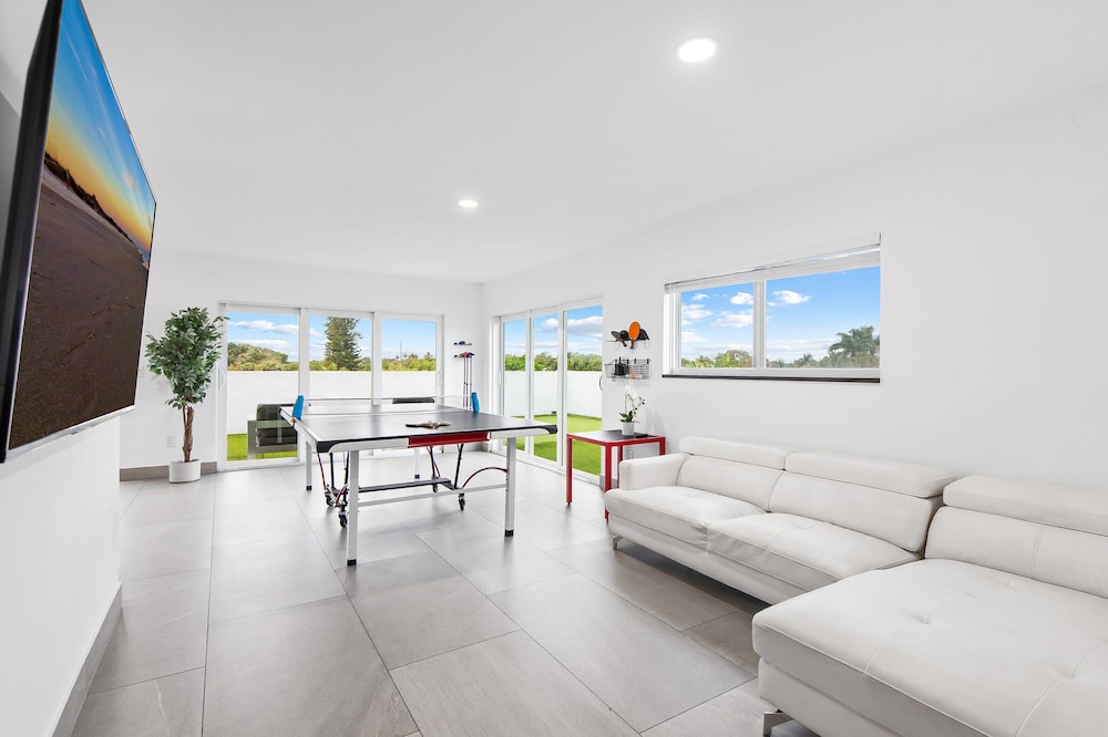 Unique Retreat - Unit C: Charming 2nd-floor Escape