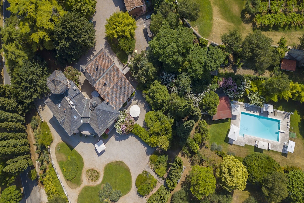Alberta's Liberty House With Pool view 2