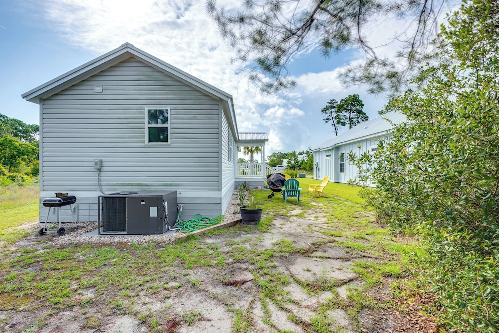 2 Mi to Carrabelle Beach: Home w/ Yard & Porch