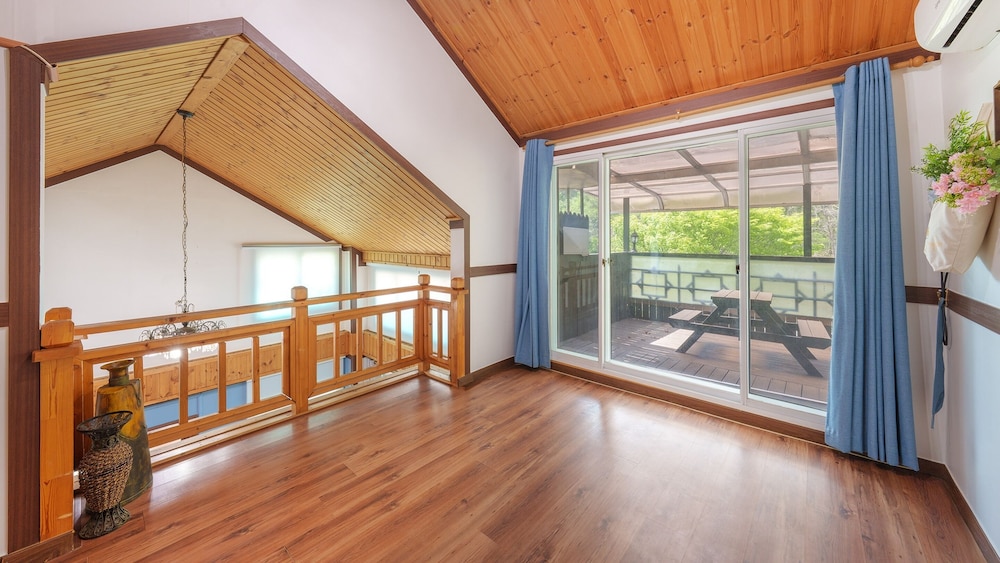 Gapeong Eoneunal Spa Pet Pension