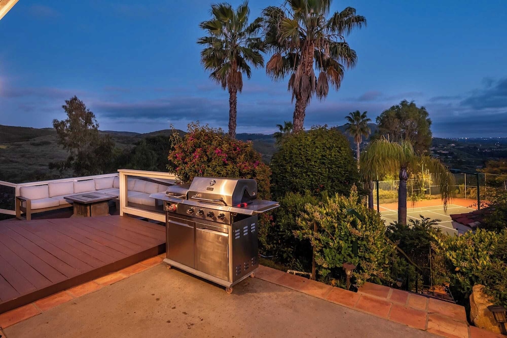 Two Estates w/ Pools, Hot Tubs, Game Rooms, Valley Views & Tennis Court Near Beaches & Wineries