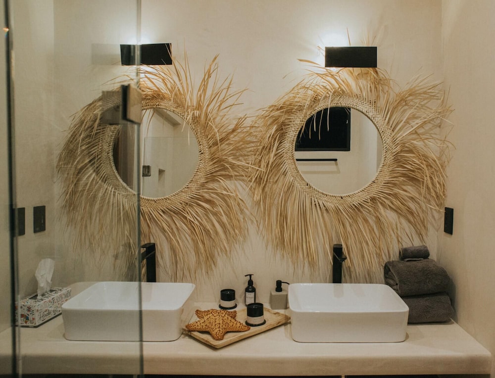 Stylish 2 Level 3 BR Penthouse Stunning Design Private Pool Sun Deck Best Wifi view 4