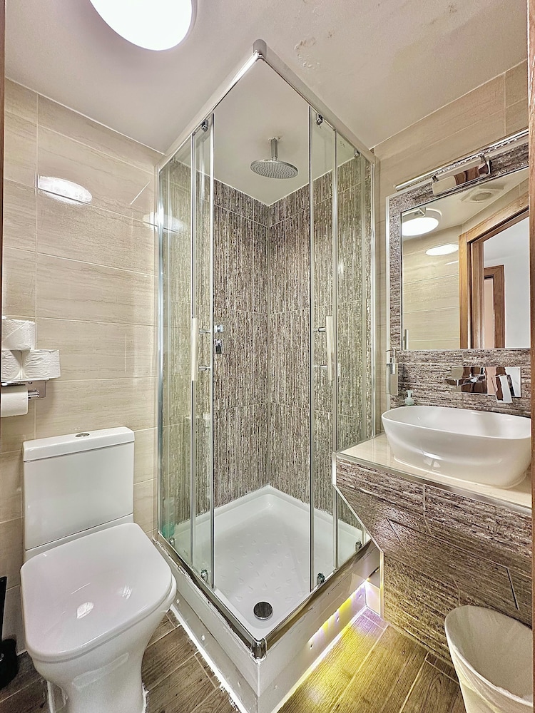 205 Earls Court