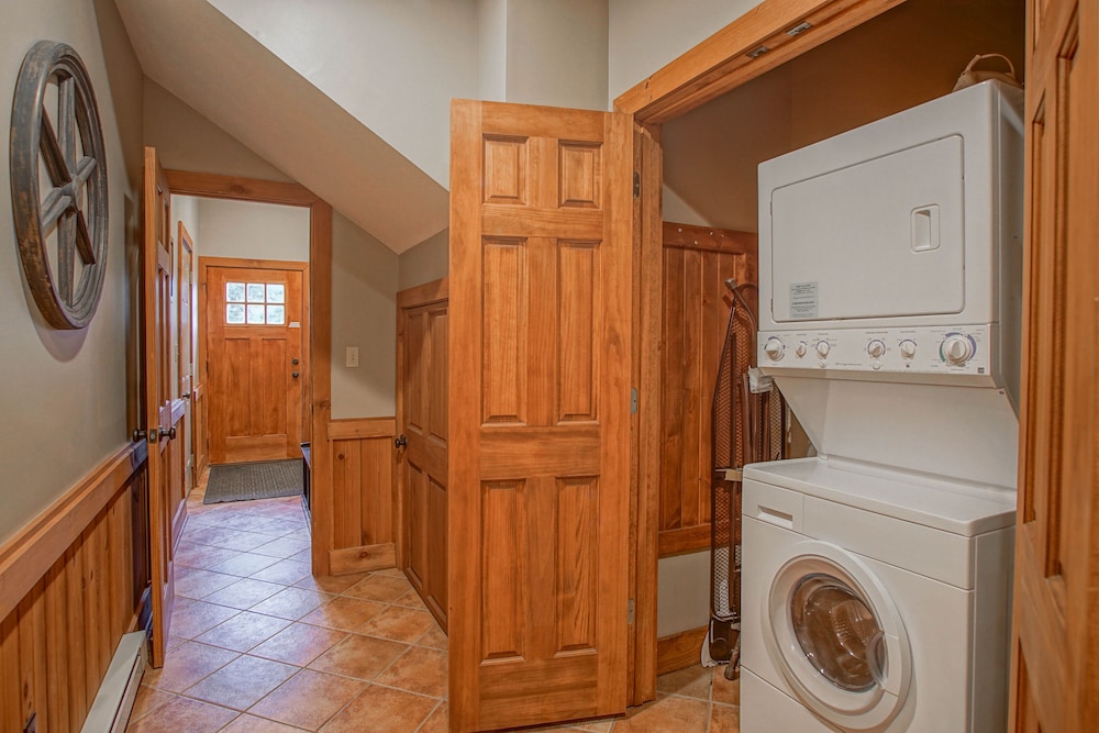 Shays Landing #6: 4 Bedrooms, 4.5 Bath: Pvt Hot Tub, Slope Side