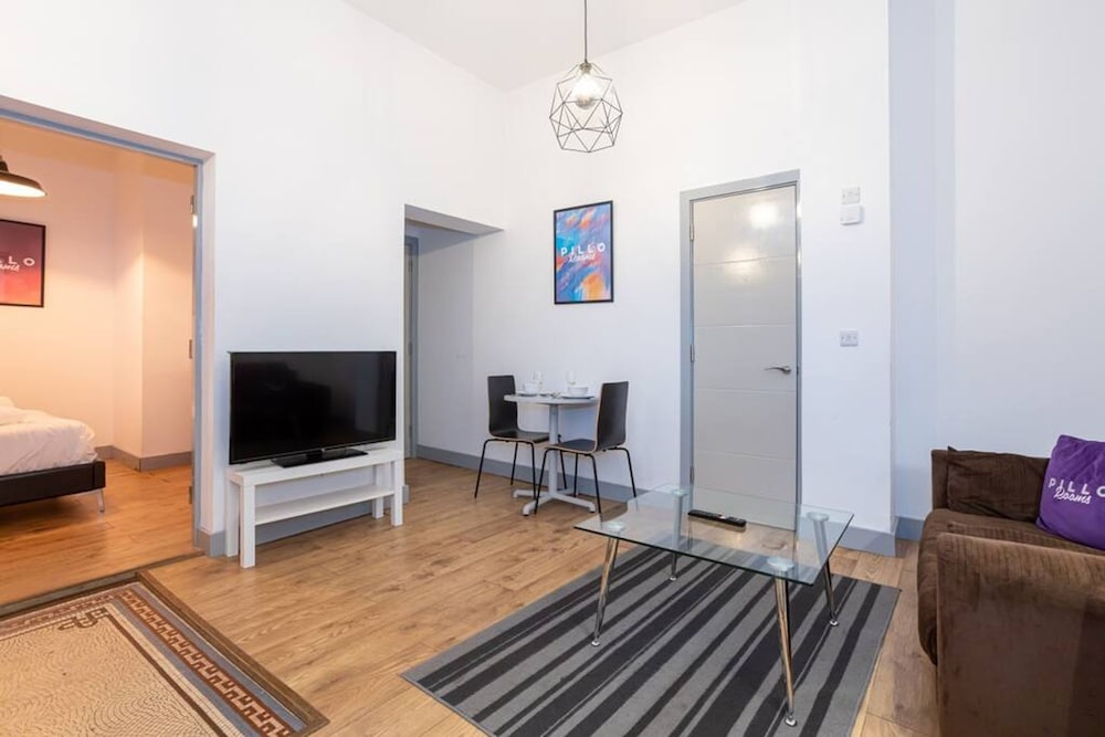 Unique 1 Bedroom Apartment by Pillo Rooms view 4