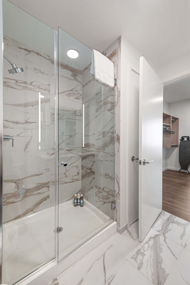 Lux 67fl Apt Lake Views Top Residential Sky Deck