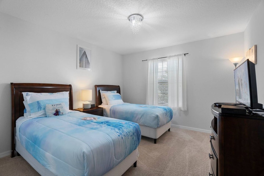 Amazing 4bdr Near Parks w Pool