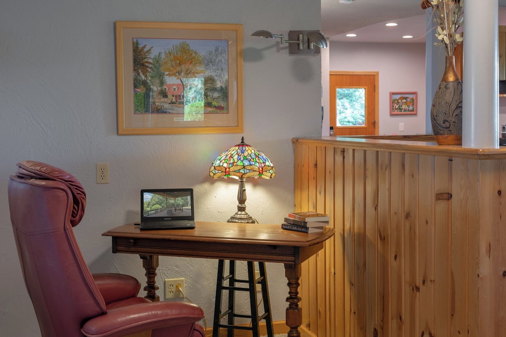 MapleRidge House: A BnB For All Seasons!