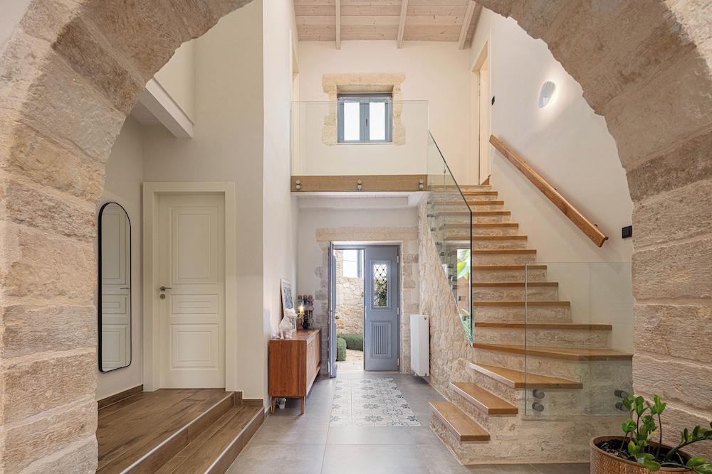 Artemis Apollonas Villa