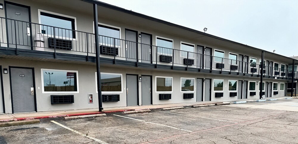 Studio City Suites, A Travelodge By Wyndham