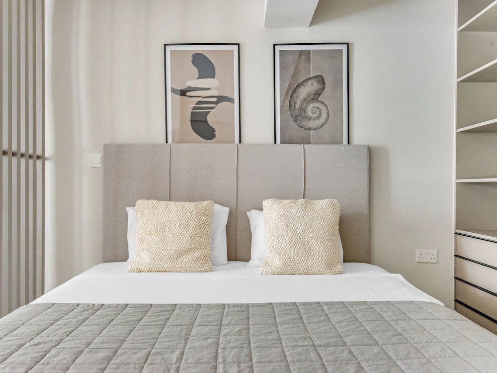 Sanders Crystal - Adorable Studio w Terrace view 4