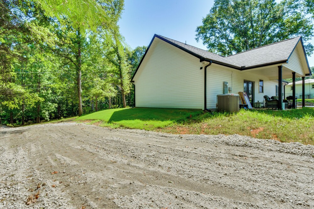 1 Mi to Lake Hartwell: Updated Retreat w/ Patio!