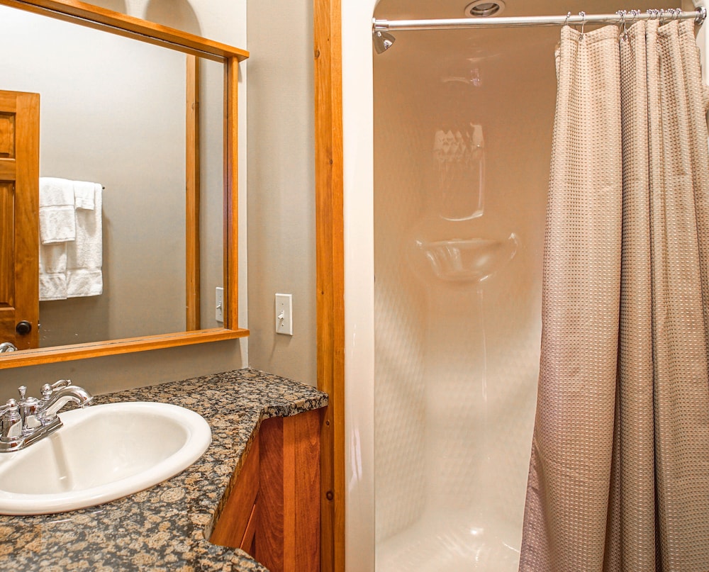Shays Landing #6: 4 Bedrooms, 4.5 Bath: Pvt Hot Tub, Slope Side