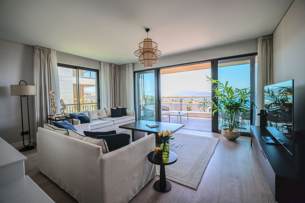 1-Bedroom Seafront Flat with Hotel Amenities