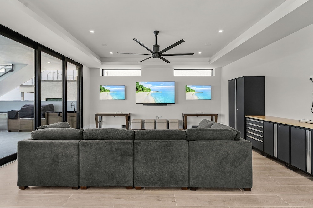 793 Shoreline Estate: 6bd/6br, Luxurious Pool Home On The Water! 6 Bedroom Home