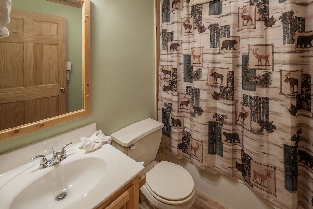 Er302 - Best Of Times Great Location-close To Town 2 Bedroom Cabin by RedAwning view 5