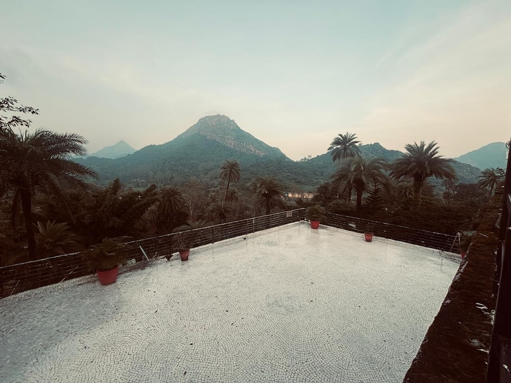 Hotel Grand Valley By Shri Hari Niwas