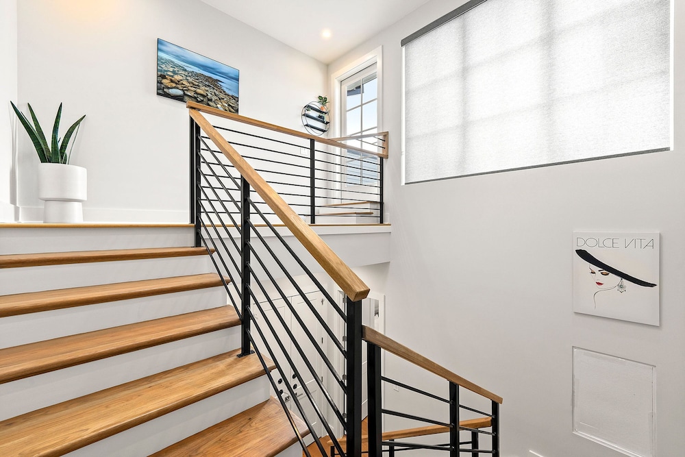 Stylish Midtown Home w Rooftop Views by Silverx