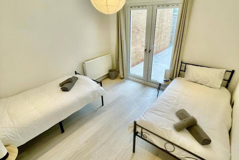 3 Bed Flat - Sleeps 6 - Parking - Wifi