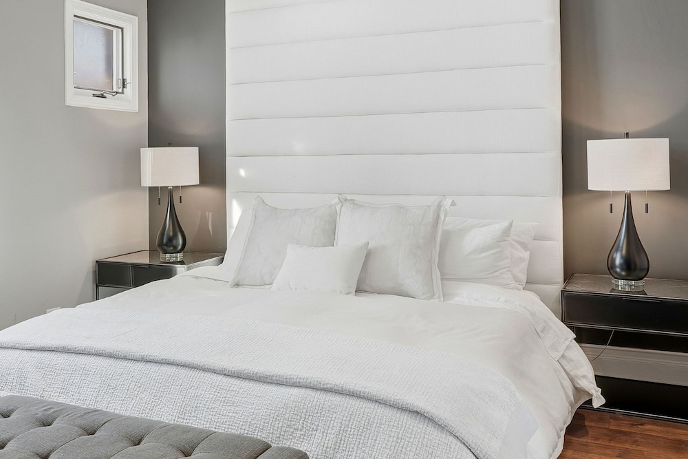 Modern 4-bedroom Townhouse in River West