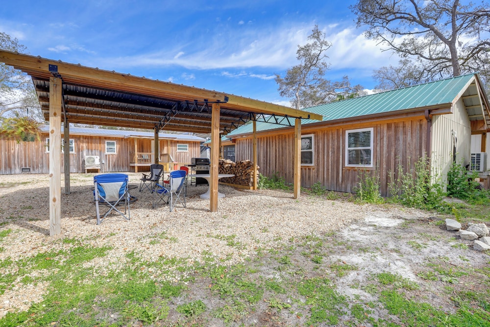 Near Steinhatchee River: Studio w/ Screened Porch!