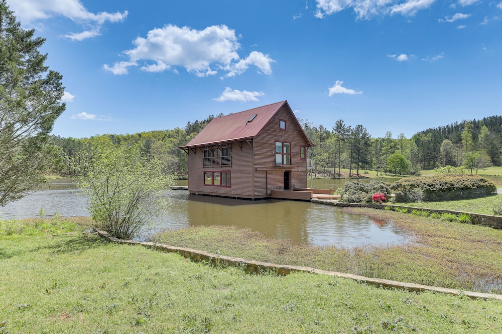 2 Docks + Paddleboard: Lakefront Alabama Retreat!
