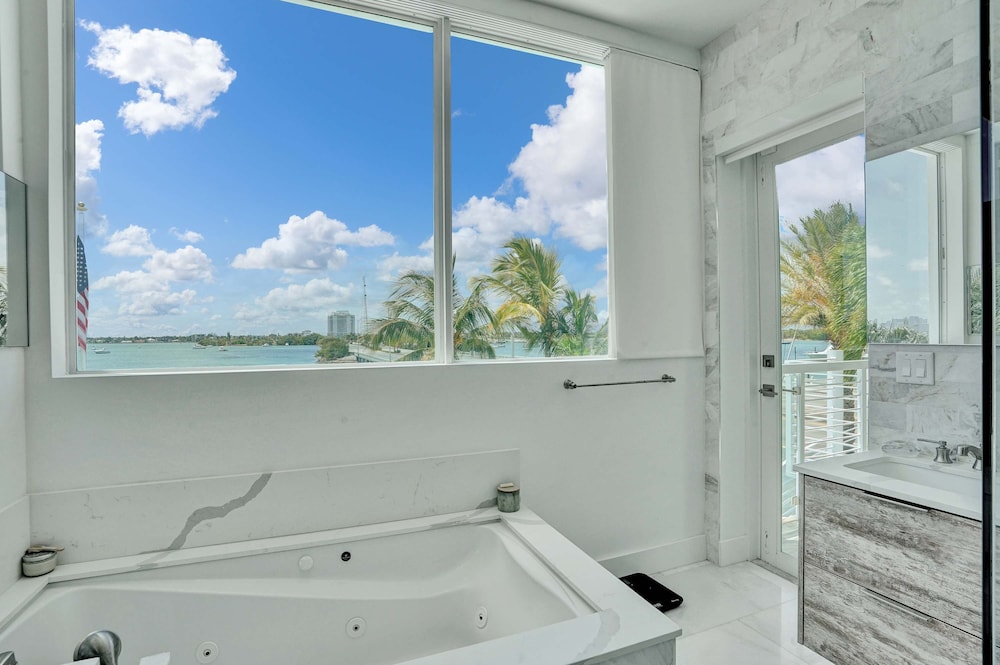 Miami Stunning Waterfront Villa Escape