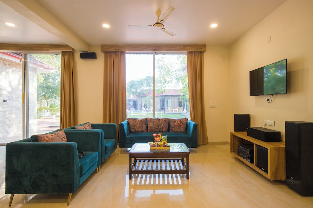 Alaya Stays 5BHK Roohmon's Farm Pvt Pool