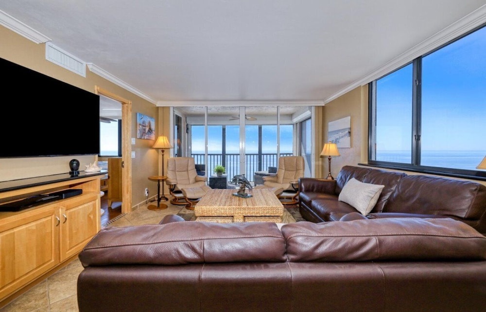 Caper Beach Club 1005