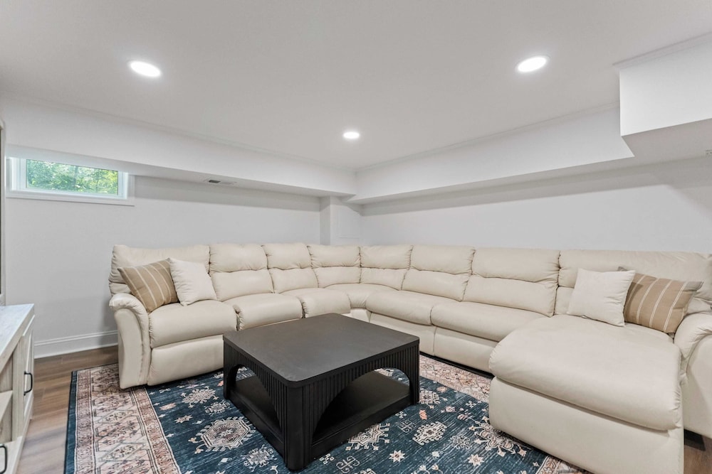Lake Days by Avantstay Hot Tub + Firepit + Game Room & Private Dock Access