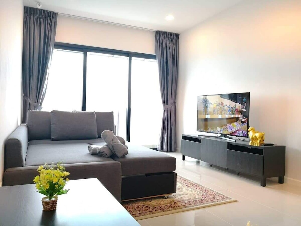 A Spacious, High-floor Suite Next to Komtar Jbcc