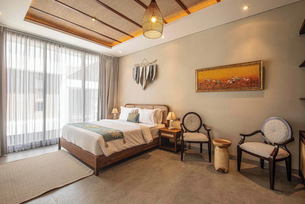 5-br Beach Villa in Canggu Overlooking Rice Fields