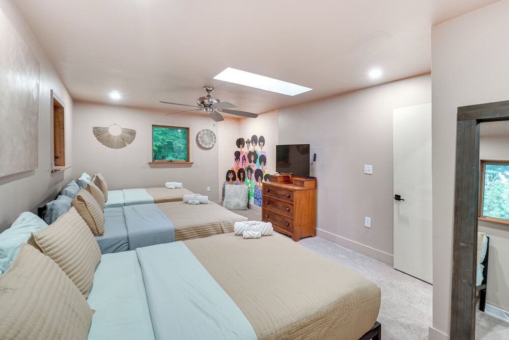 Hot Tub & Theater Room: Getaway in Falling Waters
