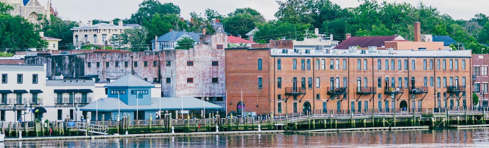 Hotel Front Street Suites - Image 1