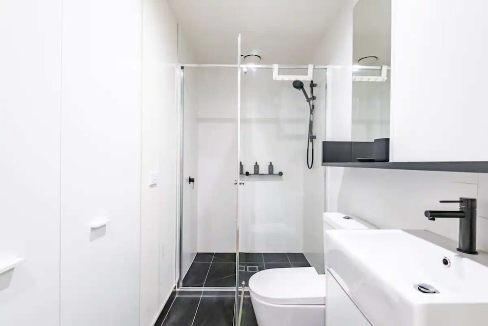 Bright 1 Bedroom Apartment in St Kilda view 5