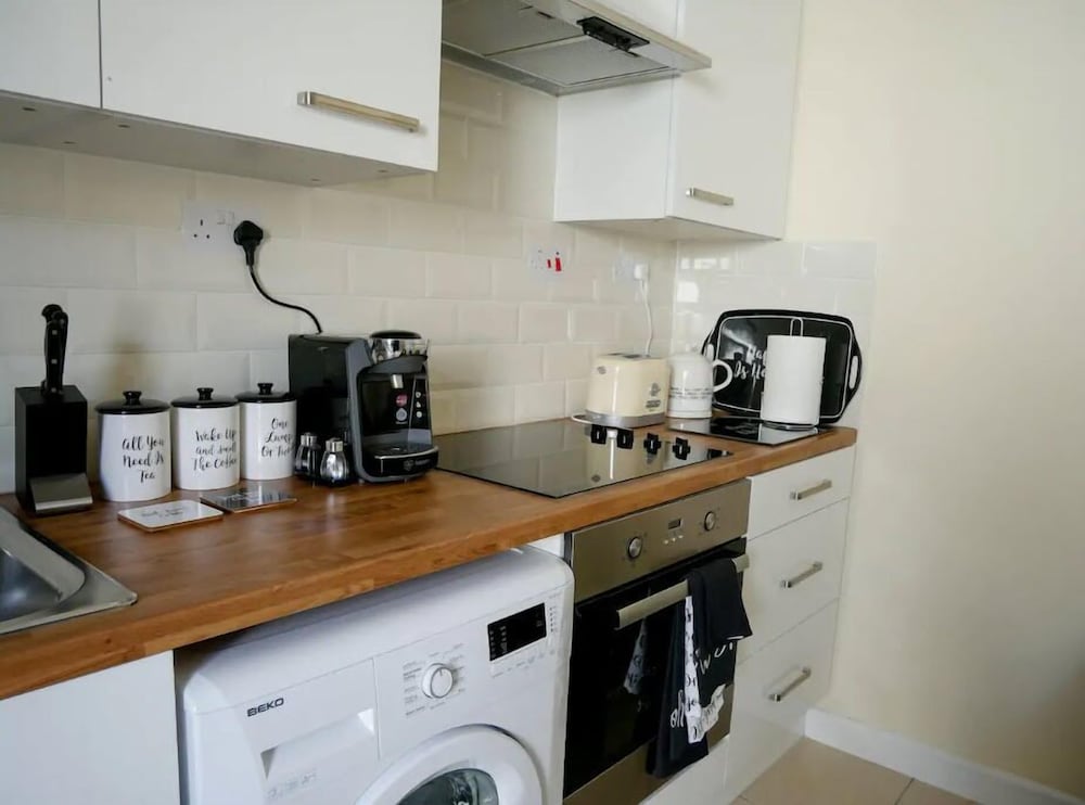Newly Refurbished Modern Apt 10 view 4