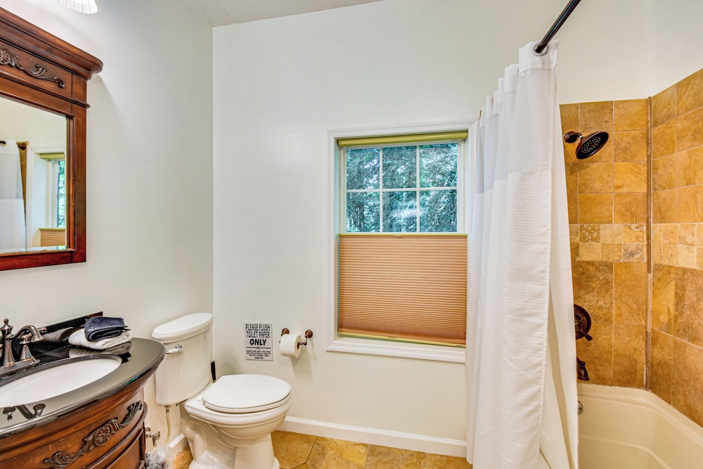 30 Acres & Pond: North Georgia Mtn Farmhouse
