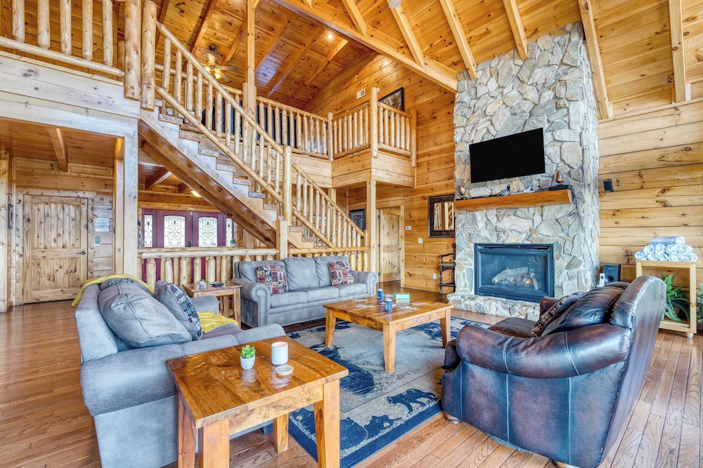 Luxury Cabin w/ Elevator, Theater & Hot Tub Near Dollywood Smoky Vista Lodge