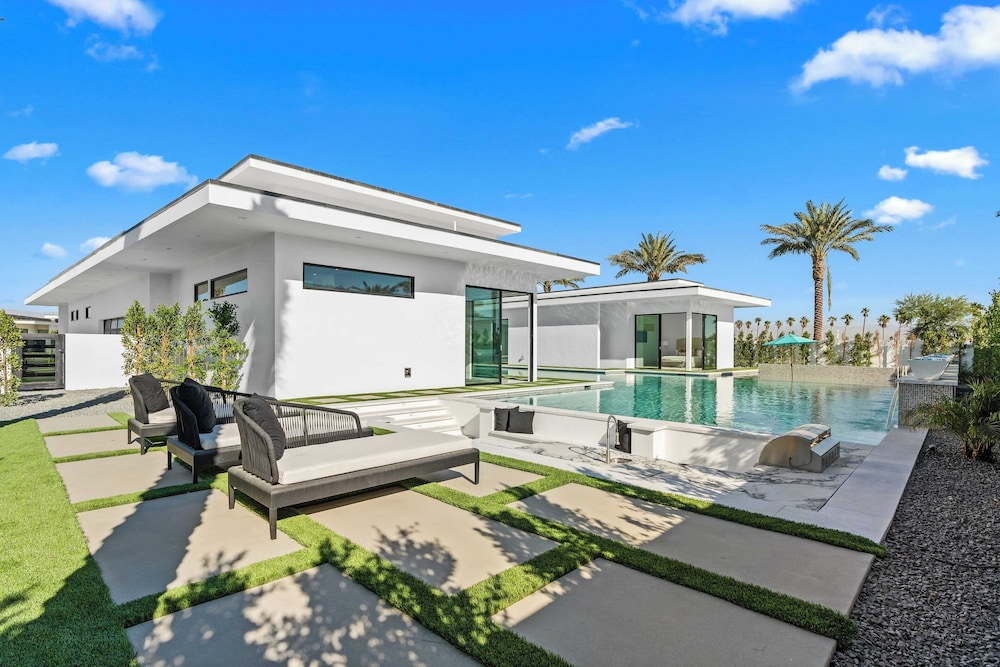 Exclusive Indio Villa Pool, Hot Tub, Putting Green Sleeps 18 Bravo #6