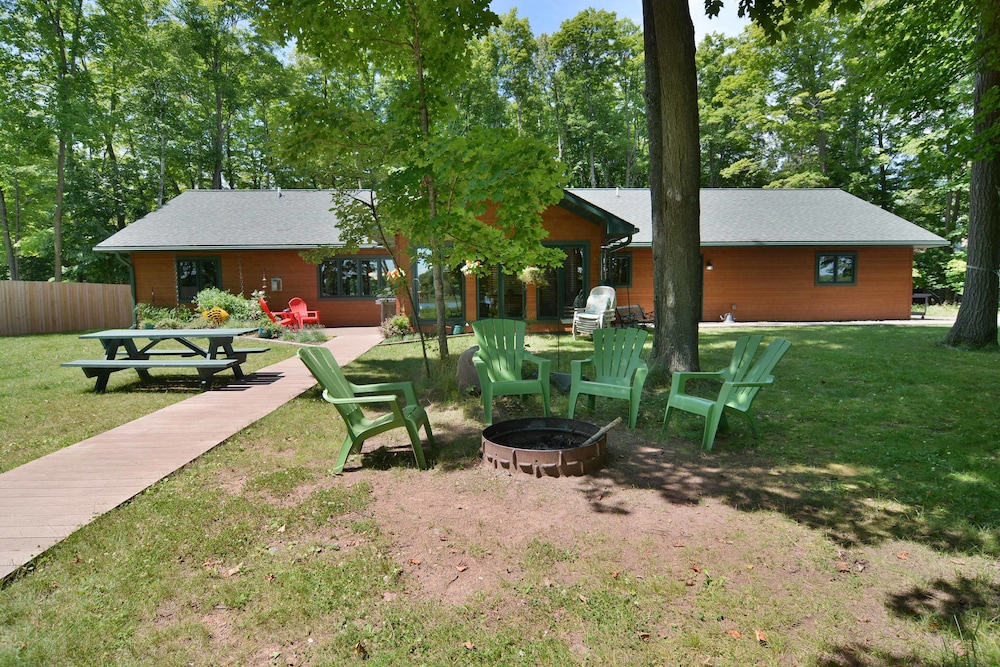 Namakagon Landing 4 Bedroom Home by RedAwning