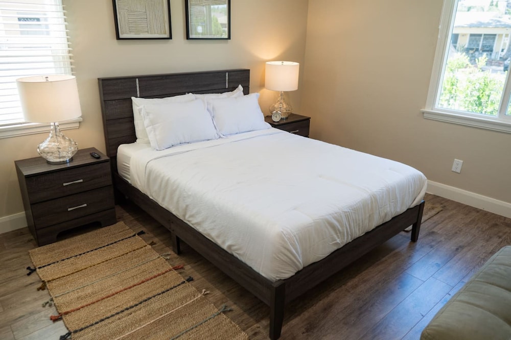 Remodeled 3BR House w Hot Tub Fenced Yard p58