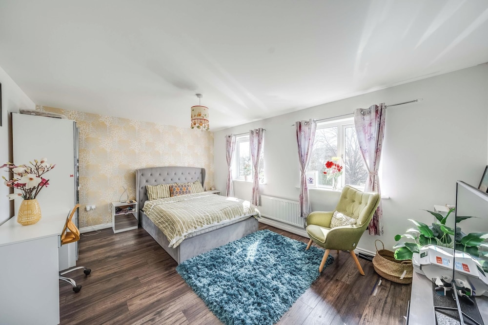 Dartford 3-bed House, Sleeps 7, 10 Mins to Station